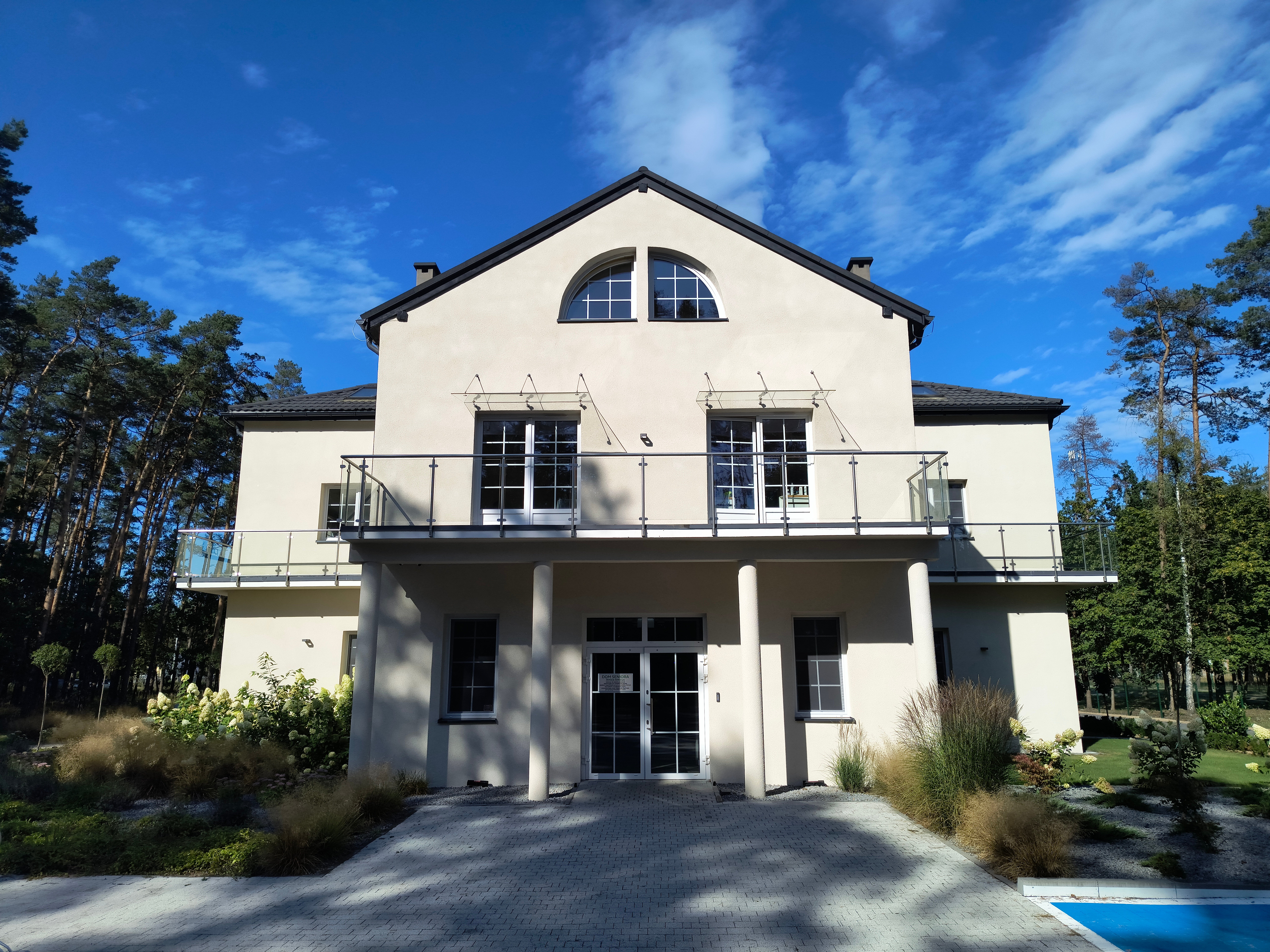 Główne wejście do Domu Seniora Amico Amicus w Krupskim Młynie